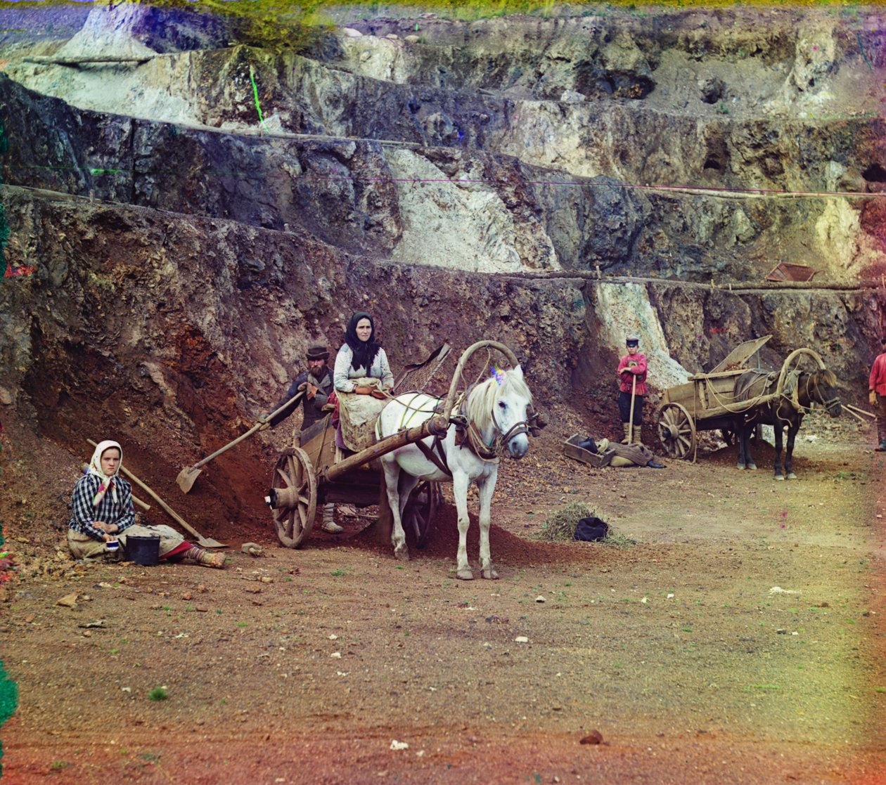 En familj med spadar och hästdragna vagnar arbetar i järngruvorna i Bakalybergen 1905-1915. av Sergey Prokudin Gorsky