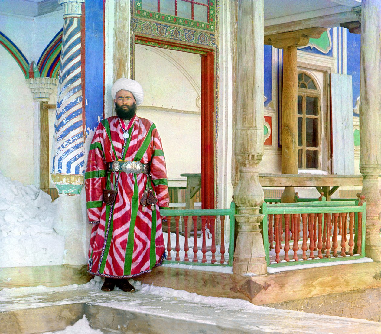 Byråkrat i Bukhara framför en byggnad, Ryska imperiet, mellan 1905-15 av Sergey Prokudin Gorsky