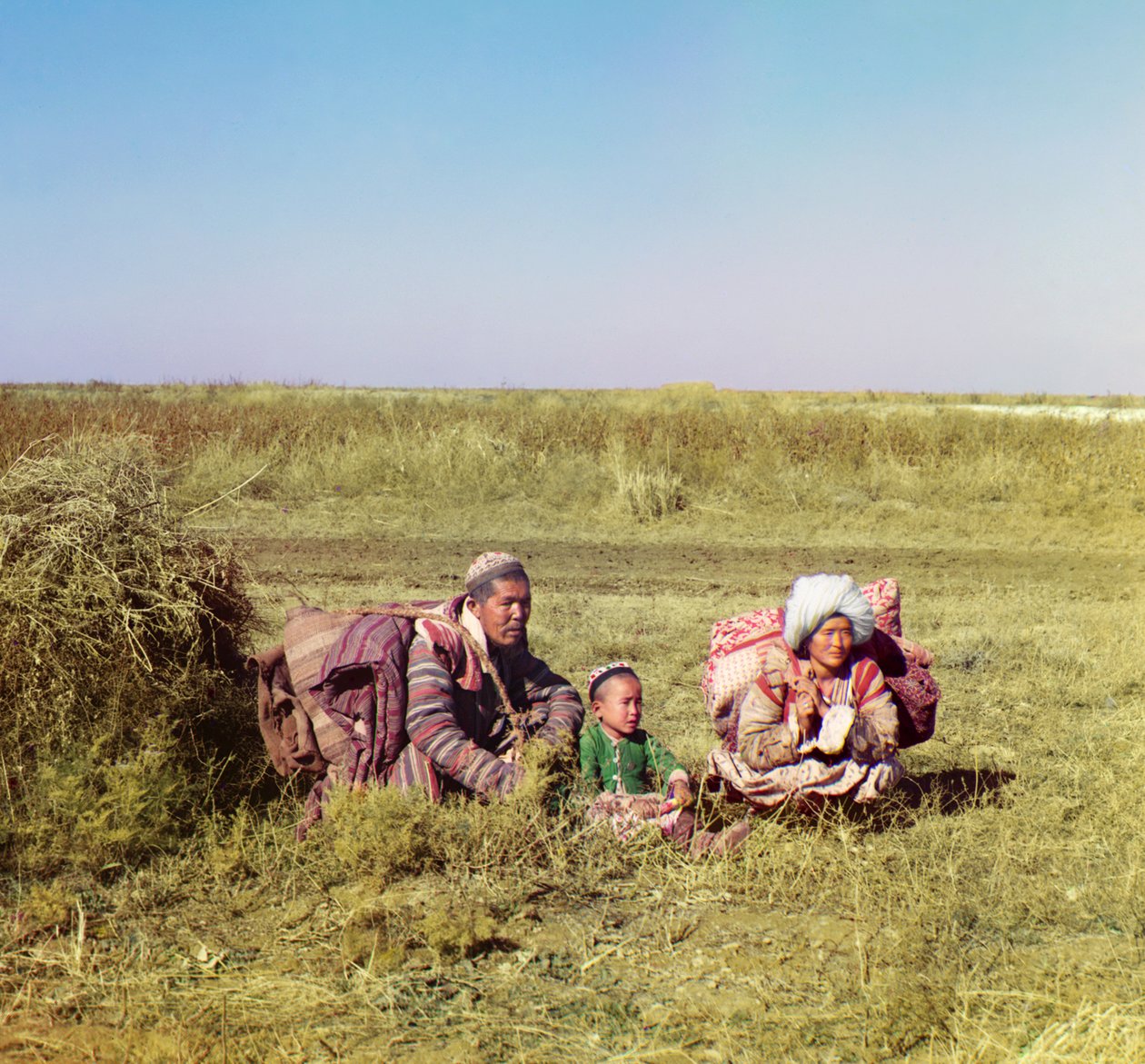 Nomadisk kirgiz: en man, kvinna och ett barn i Golodnaia-steppen, ryska imperiet, mellan 1905 och 1915 av Sergey Prokudin Gorsky