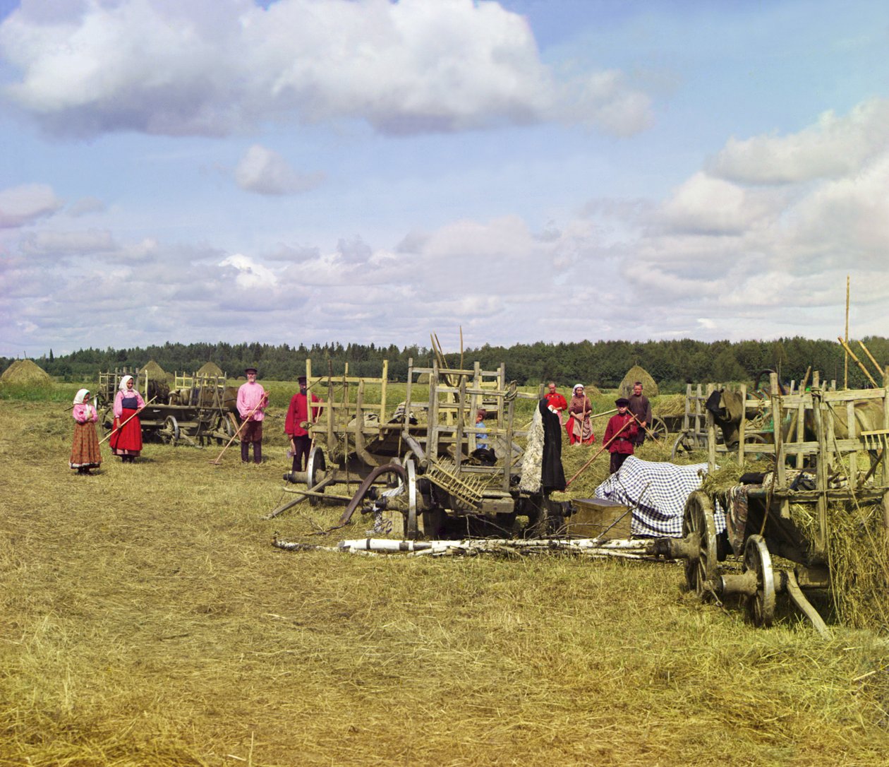 Bönder som gör hö, nära vilotid, ryska imperiet, 1909 av Sergey Prokudin Gorsky