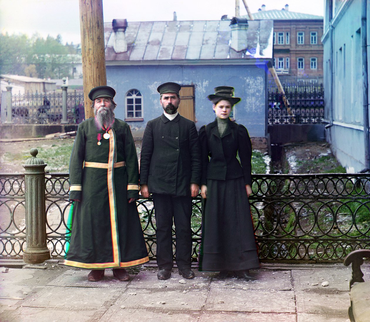 Tre generationer: A.P. Kalganov med son och barnbarn poserade utomhus på Zlatoust vapenfabrik; de två sista arbetar i fabrikens butiker, Ryska imperiet, 1910 av Sergey Prokudin Gorsky
