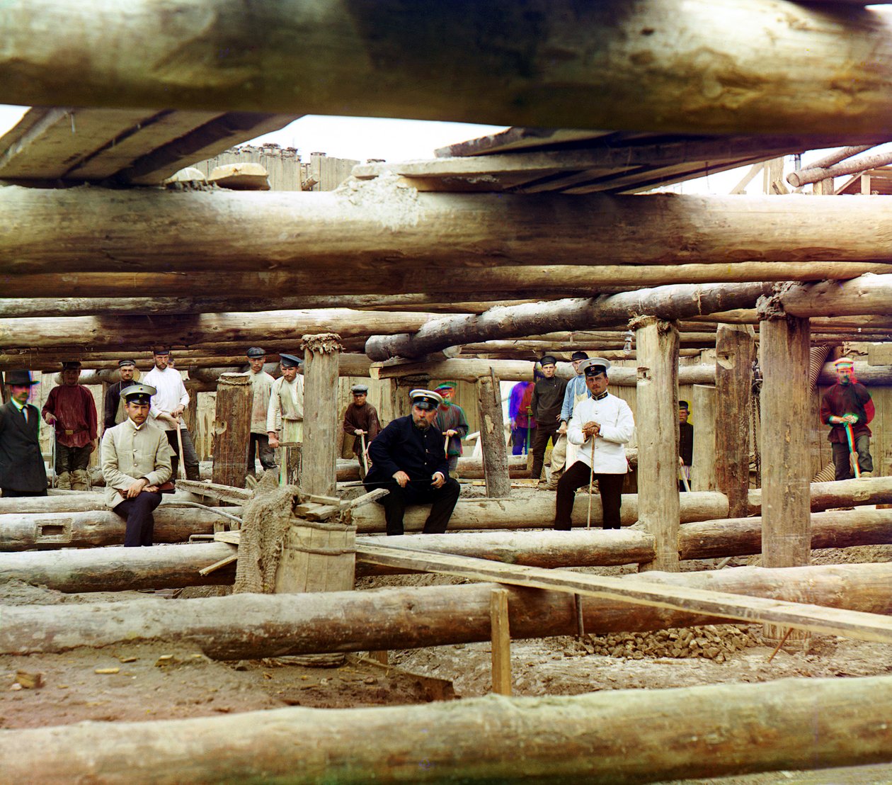 Arbetare och arbetsledare poserar för fotografering mitt i förberedelserna för att gjuta cement för slussdammfundament över Okafloden, nära Beloomut, ryska imperiet, 1912 av Sergey Prokudin Gorsky