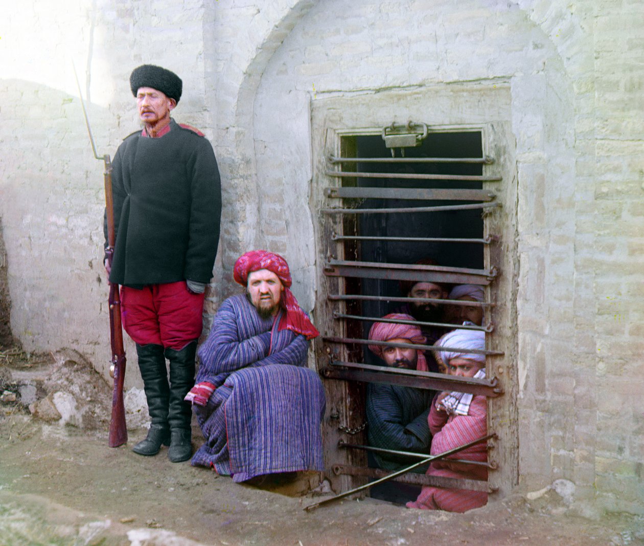 Zindan fängelse, med fångar och en vakt med ryskt gevär, uniform och stövlar, Centralasien, ryska imperiet, mellan 1905 och 1915 av Sergey Prokudin Gorsky
