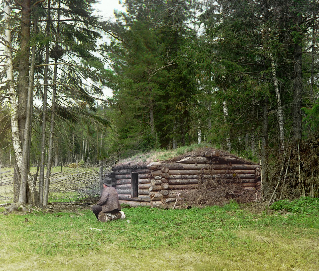 En man framför en hydda för vedhuggare och kuria (kolbränning) i skogen, ryska imperiet, mellan 1905 och 1915 av Sergey Prokudin Gorsky