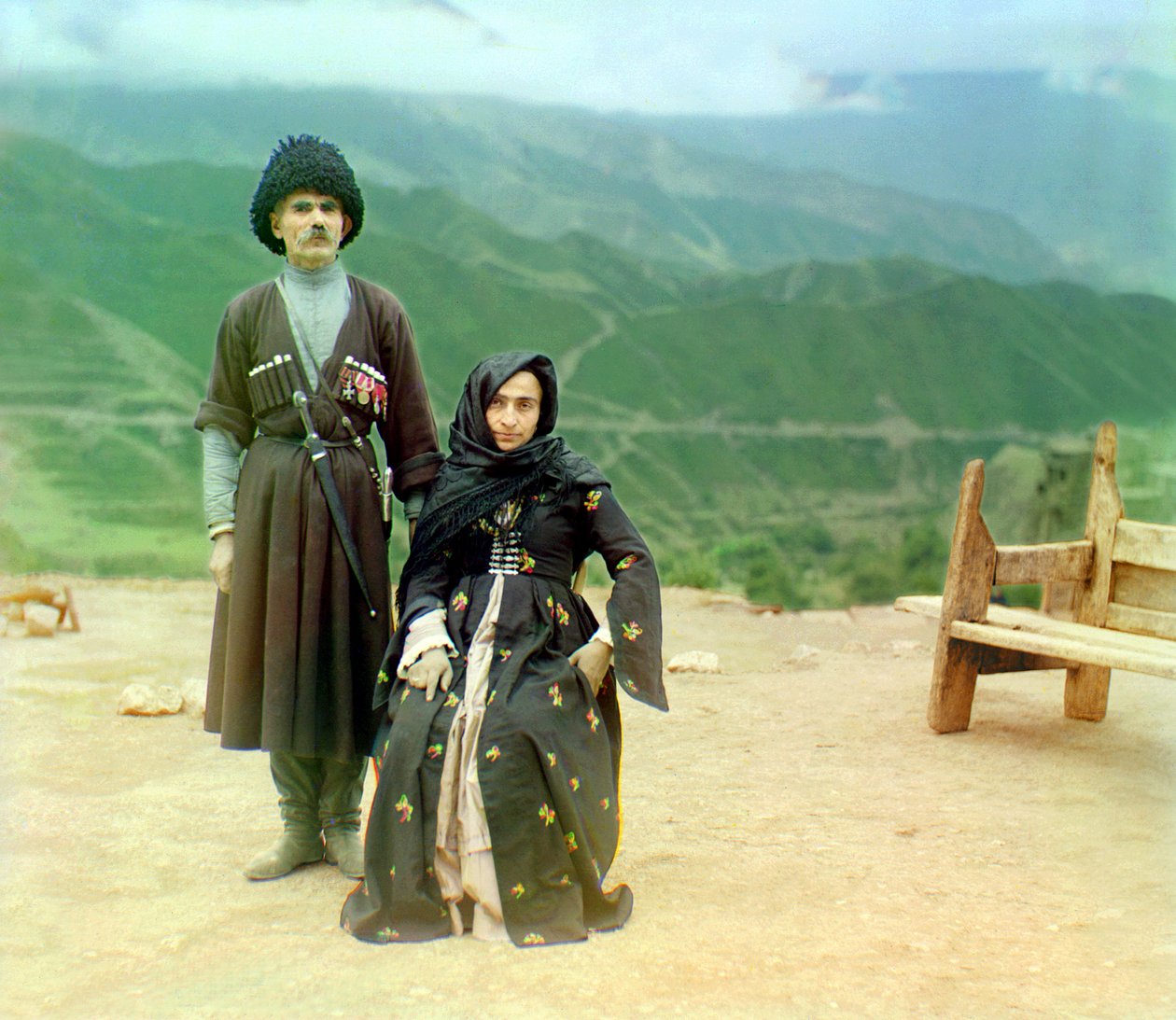 Dagestanityper – en man med medaljer och en dolk och en kvinna i svart klänning, ryska imperiet, mellan 1905 och 1915 av Sergey Prokudin Gorsky