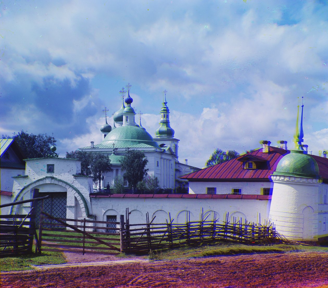 Huvudkatedralen i Goritsky-klostret från vägen, 1905-1915 av Sergey Prokudin Gorsky
