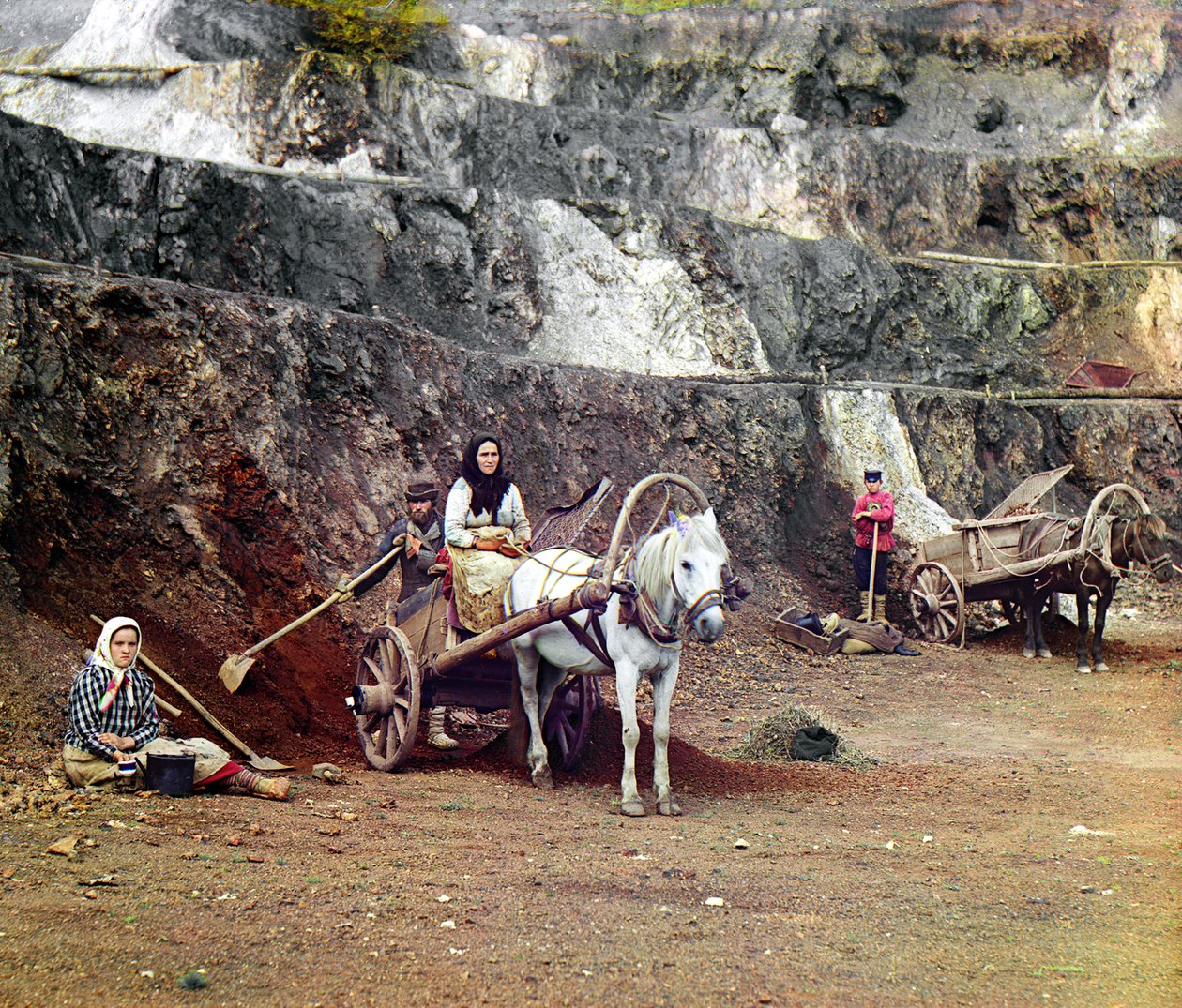 Arbete i Bakalskii gruvan: en familj med spadar och hästdragna vagnar arbetar i järngruvorna i Bakalskii, Uralbergen, Ryska riket, 1910 av Sergey Prokudin Gorsky