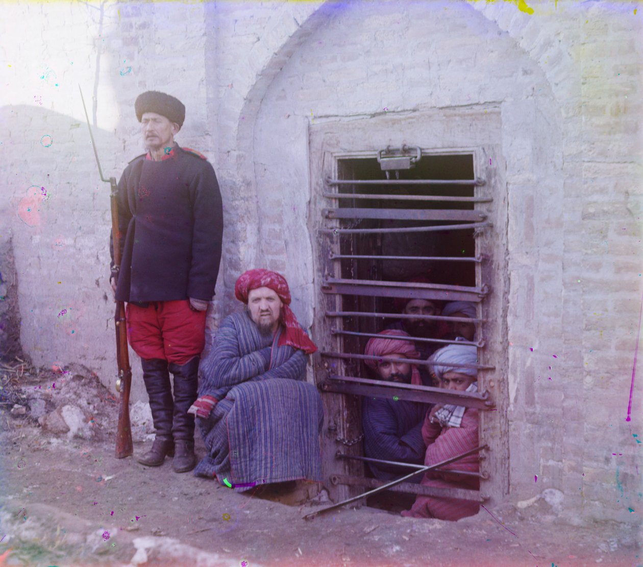 Zindan (traditionell centralasiatisk fängelsegrop) med uniformerad vakt, troligen Bukhara av Sergey Prokudin Gorsky