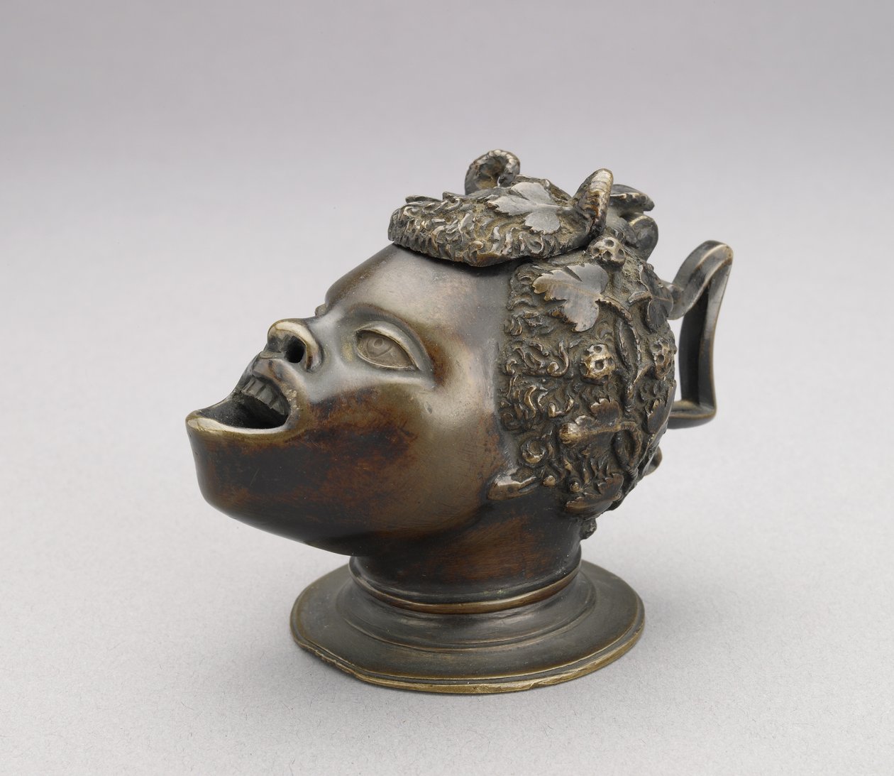 Lamp eller bläckflaska i form av en afrikansk pojkes huvud, med gångjärnslock och vinklat handtag, ca 1510-30 brons. av Severo da Ravenna