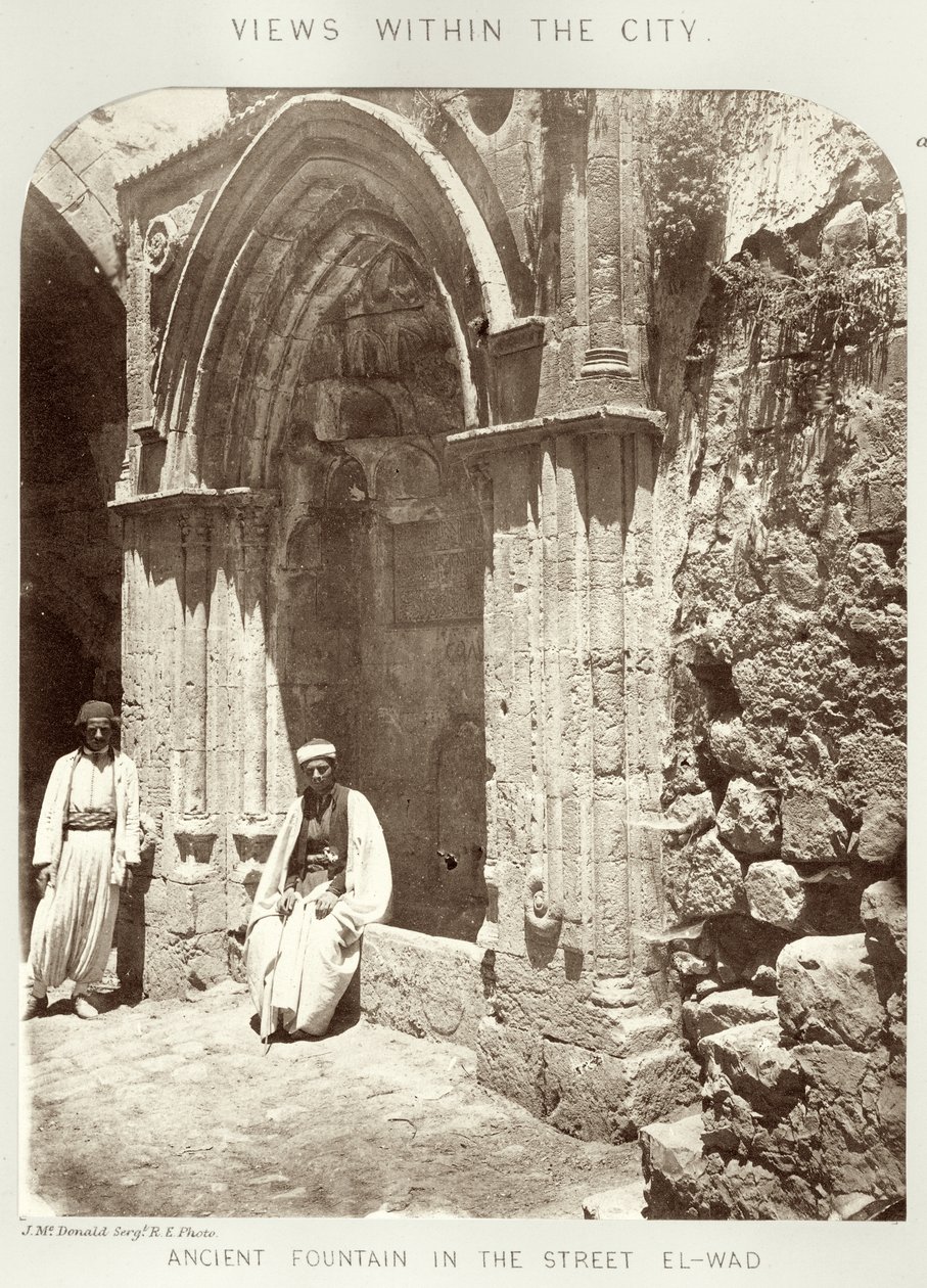 Utsikter i staden: Gamla fontänen på gatan El-Wad, ca 1864-65 av Sgt. James M. McDonald