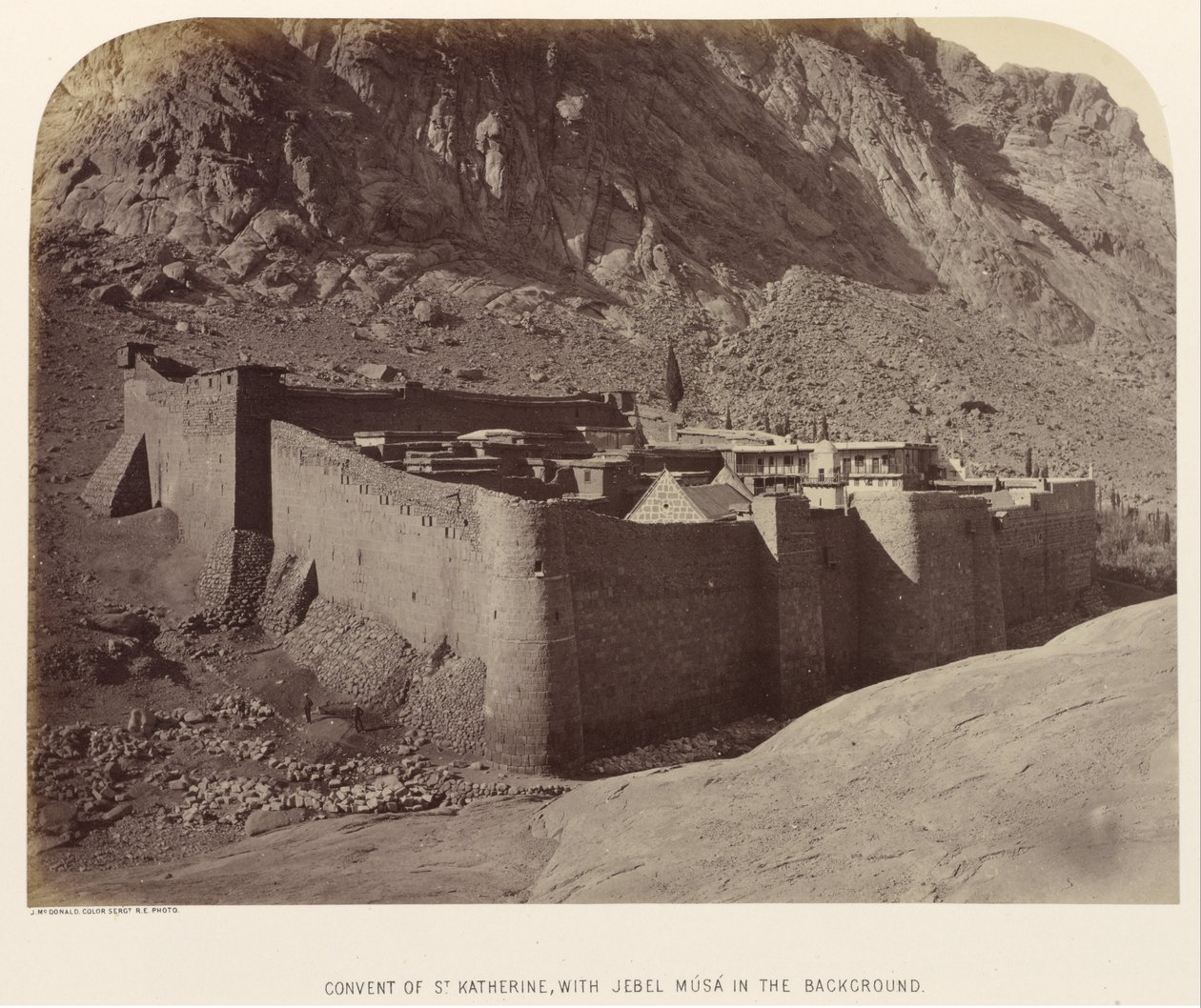 Klostret St. Katherine, med Jebel Músá i bakgrunden av Sgt. James M. McDonald