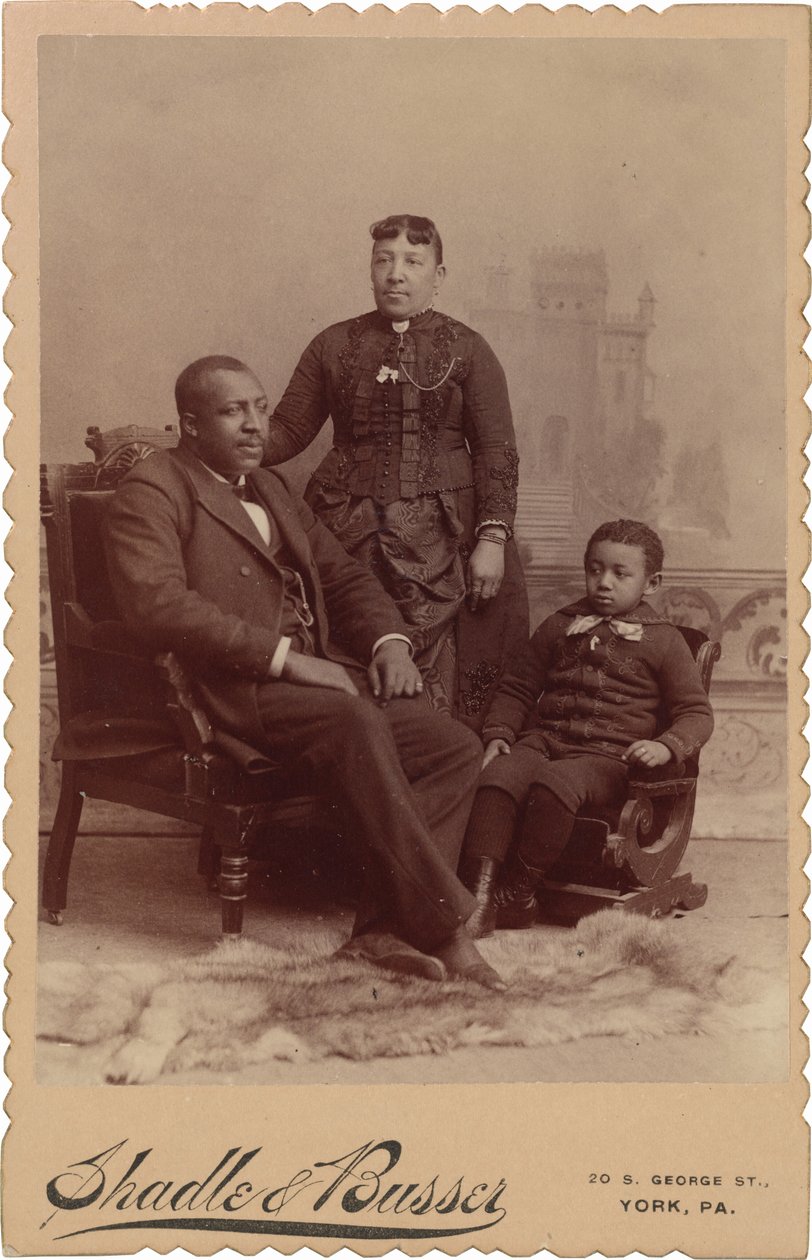 Porträtt av en familj,ca. 1895 (foto) av Shadle & Busser