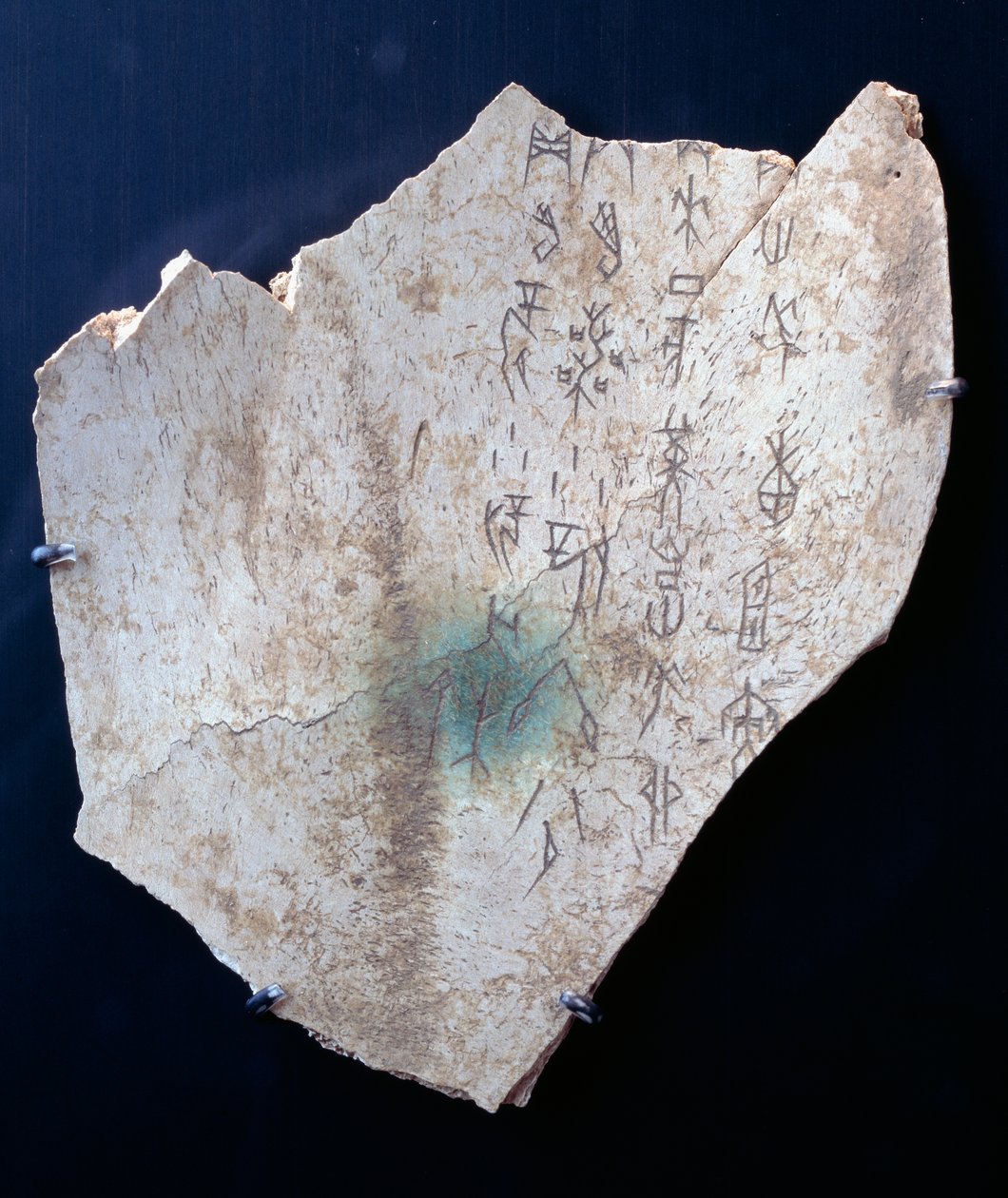 Piktogram på en oxescapula med en ritual för att avvärja fara (ben) av Shang Dynasty Chinese School