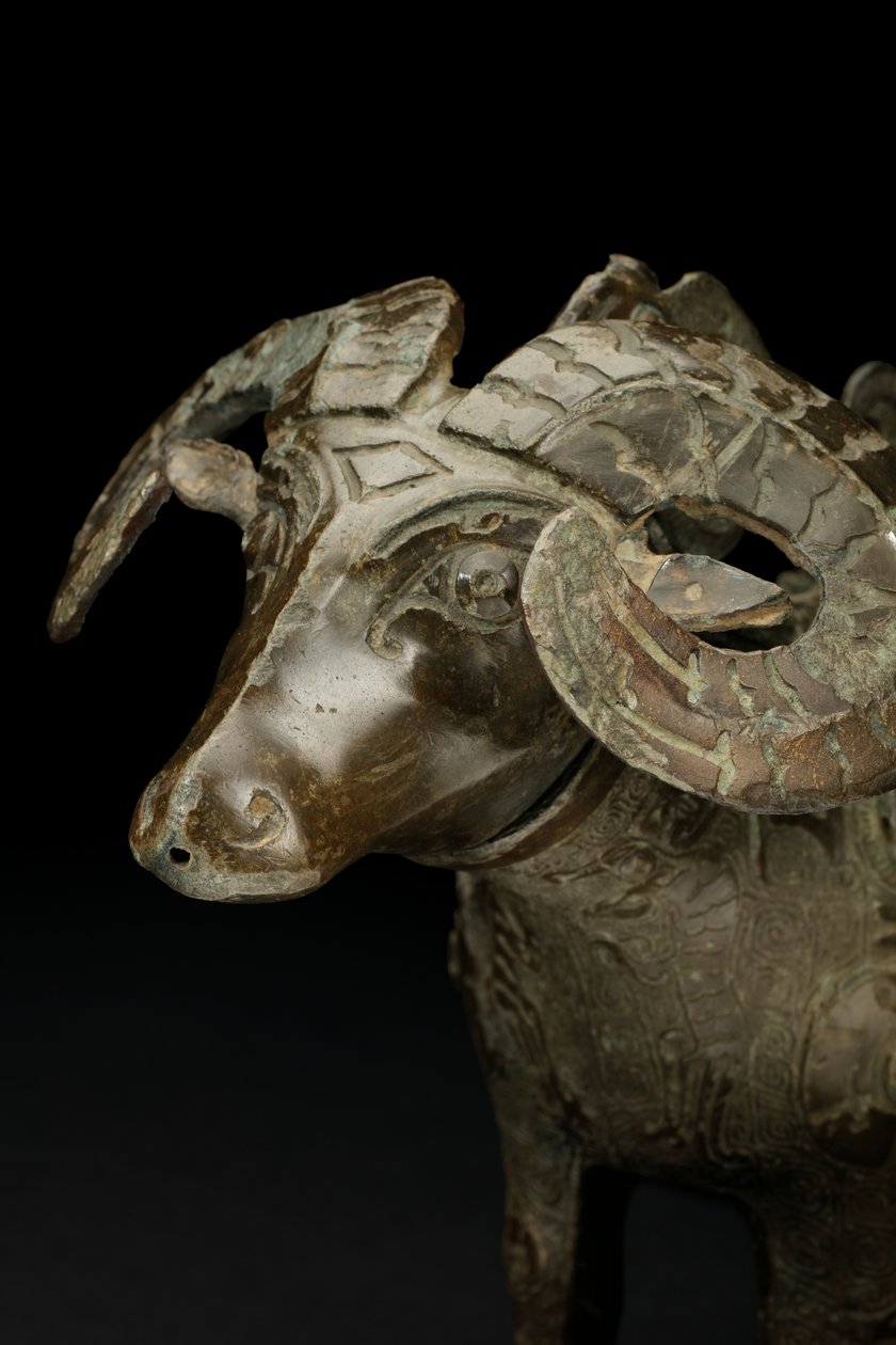 Rituellt vinkärl i ramform, Gong (brons) av Shang Dynasty Chinese School