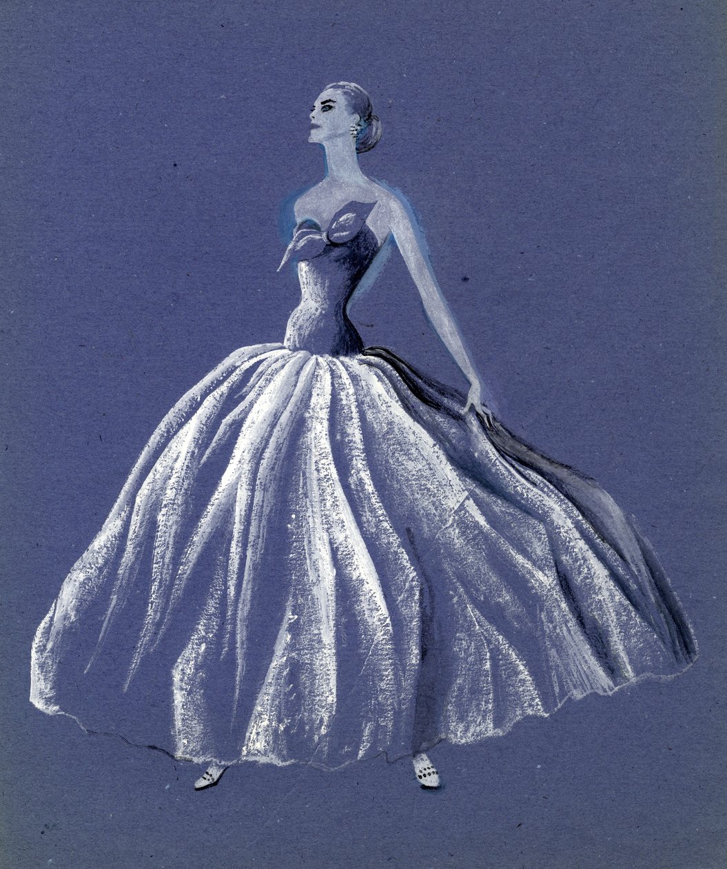 Kvinna i axelbandslös balklänning, c1952. av Shirley Markham