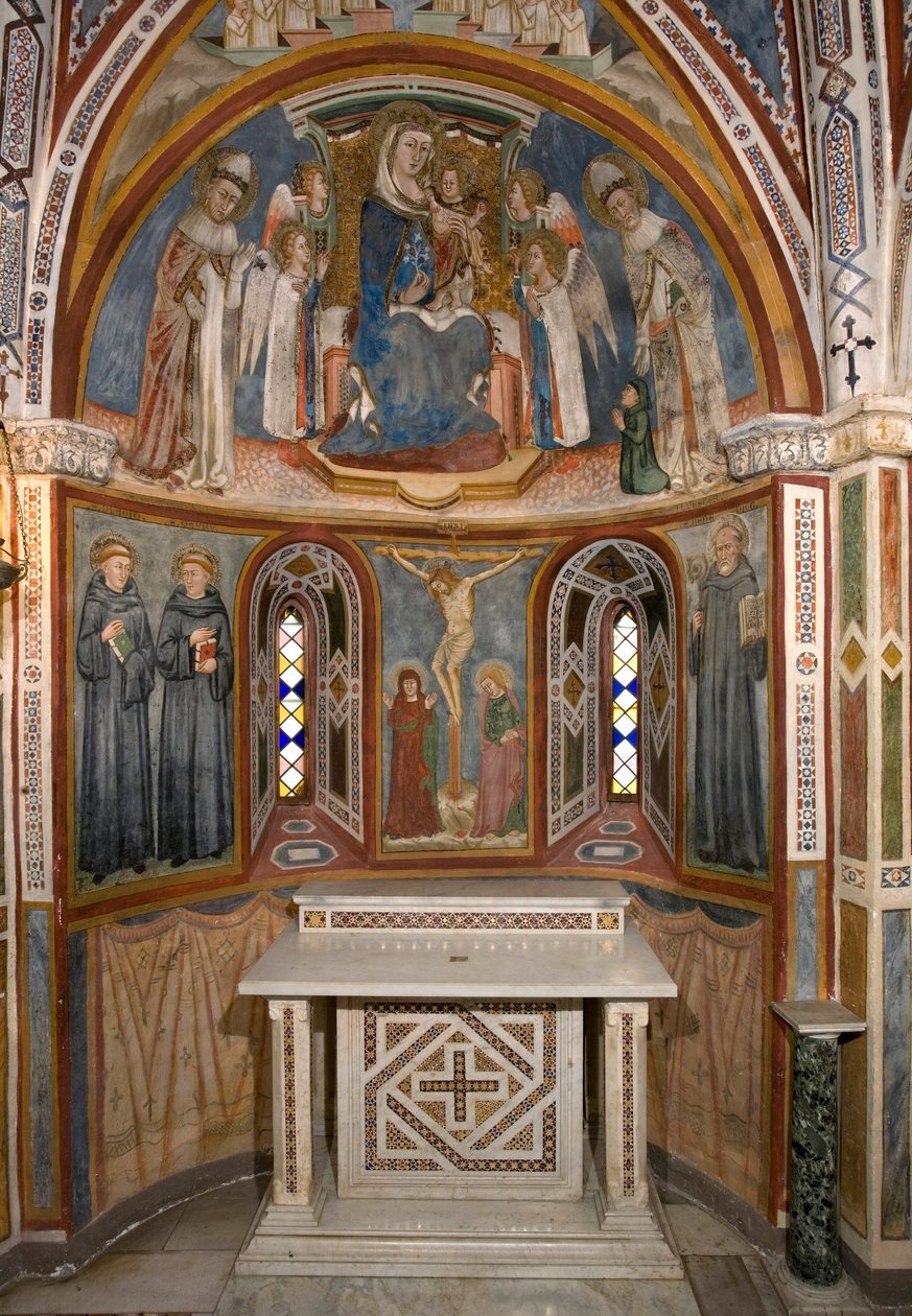 Jungfru och barn och korsfästelse (efter restaurering). Fresk av skolan i Siena. 1300-talet. Jungfrukapell. Klostret Saint Benedetto (Sacro Speco), Subiaco (Rom), Italien av Sienese School
