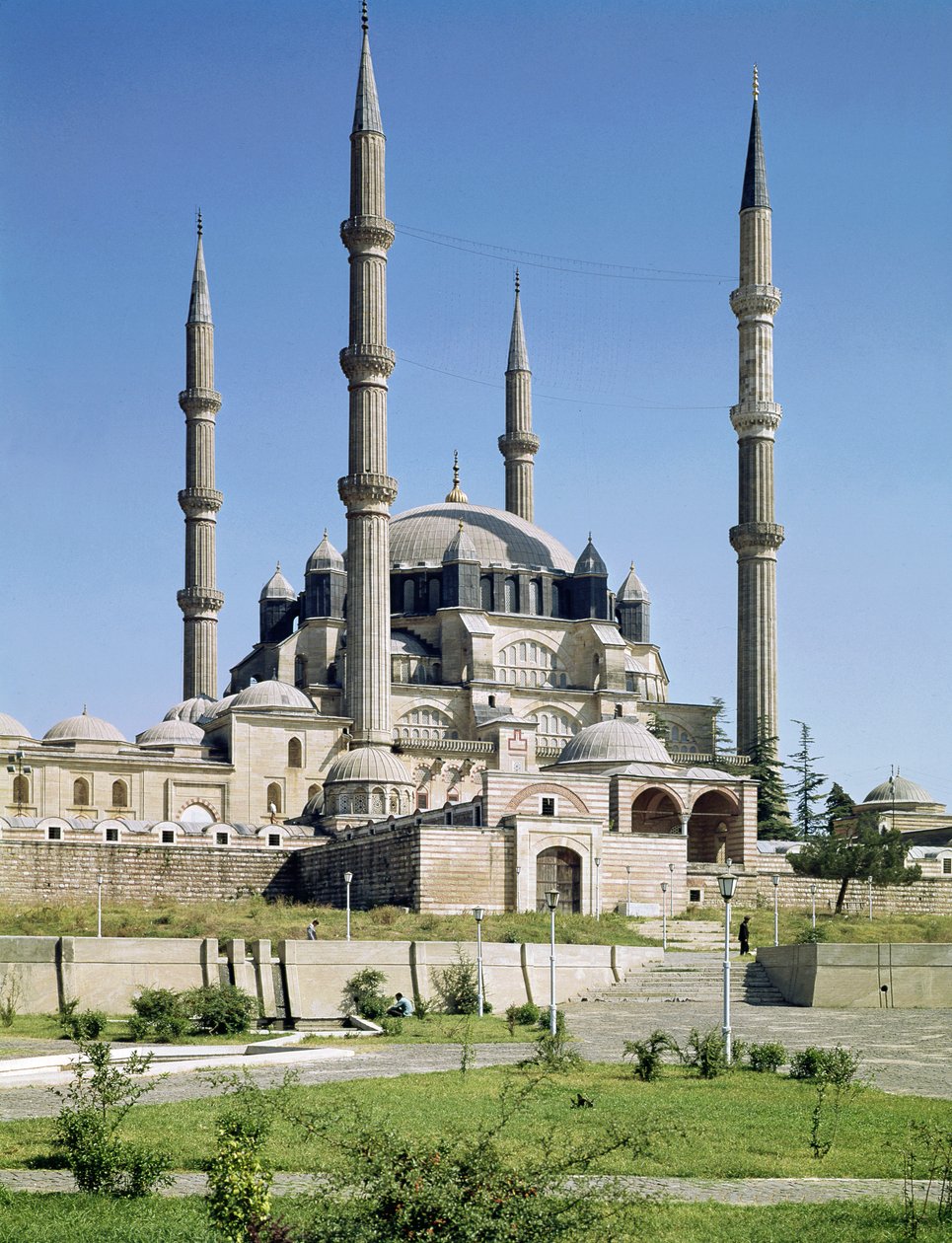 Utsikt över moskén, ottomansk, byggd c.1569-75 av Sinan