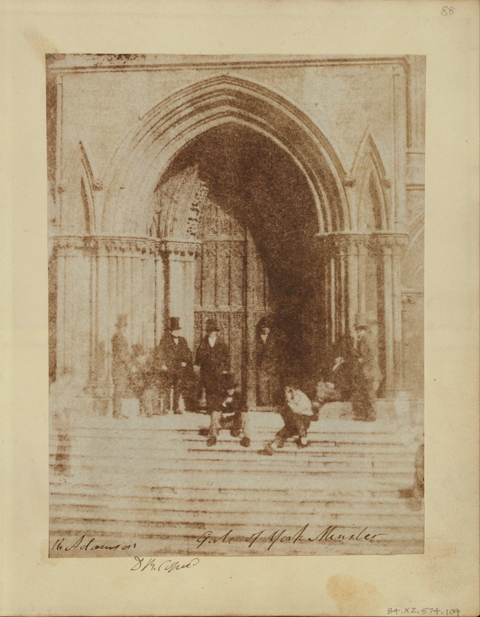En grupp män vid södra ingången till York Minster. av Sir David Brewster