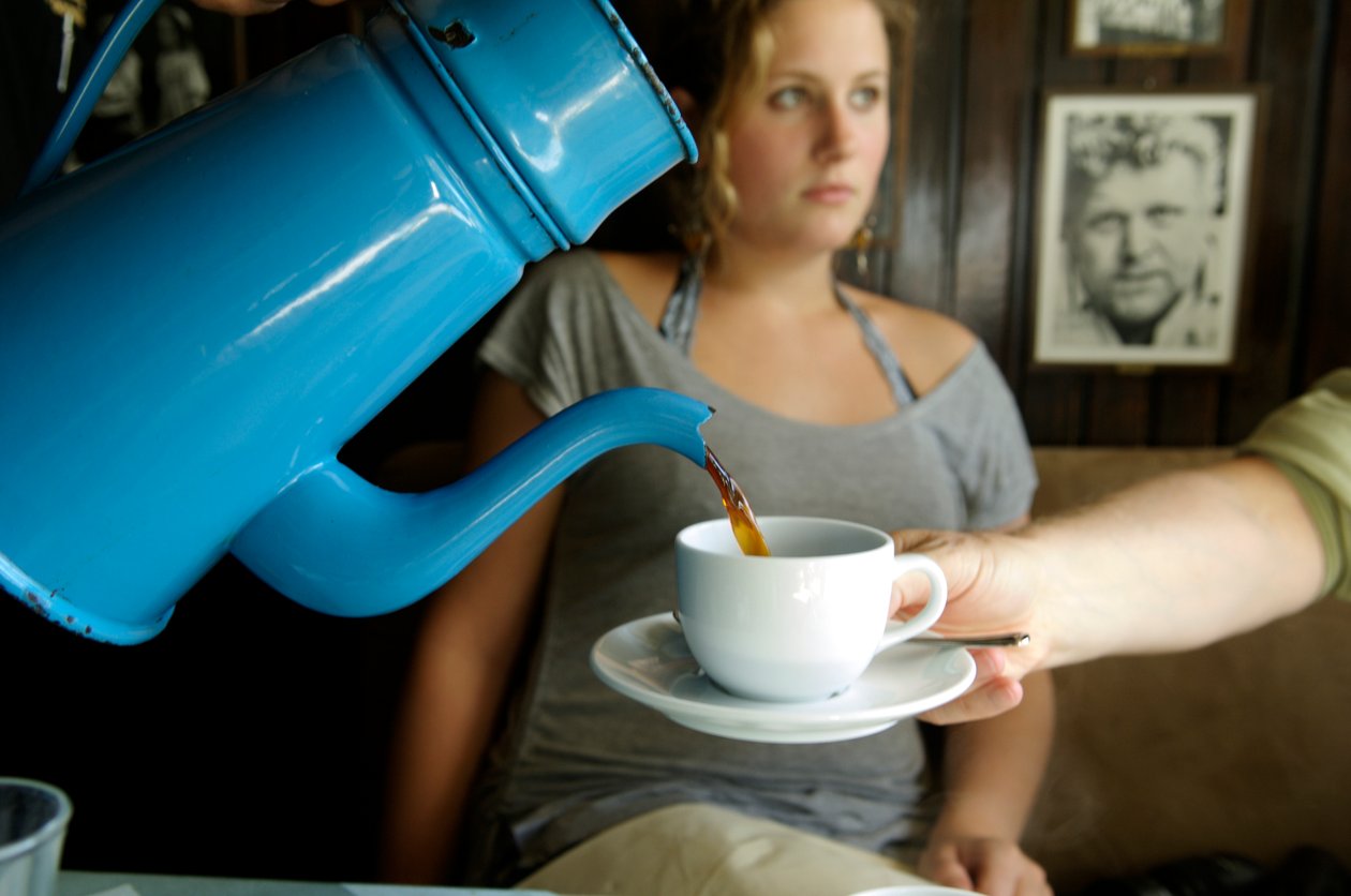 Kaffe serveras i antik dansk kaffekanna, Arhus, Danmark, 2022 (foto) av Sisse Brimberg
