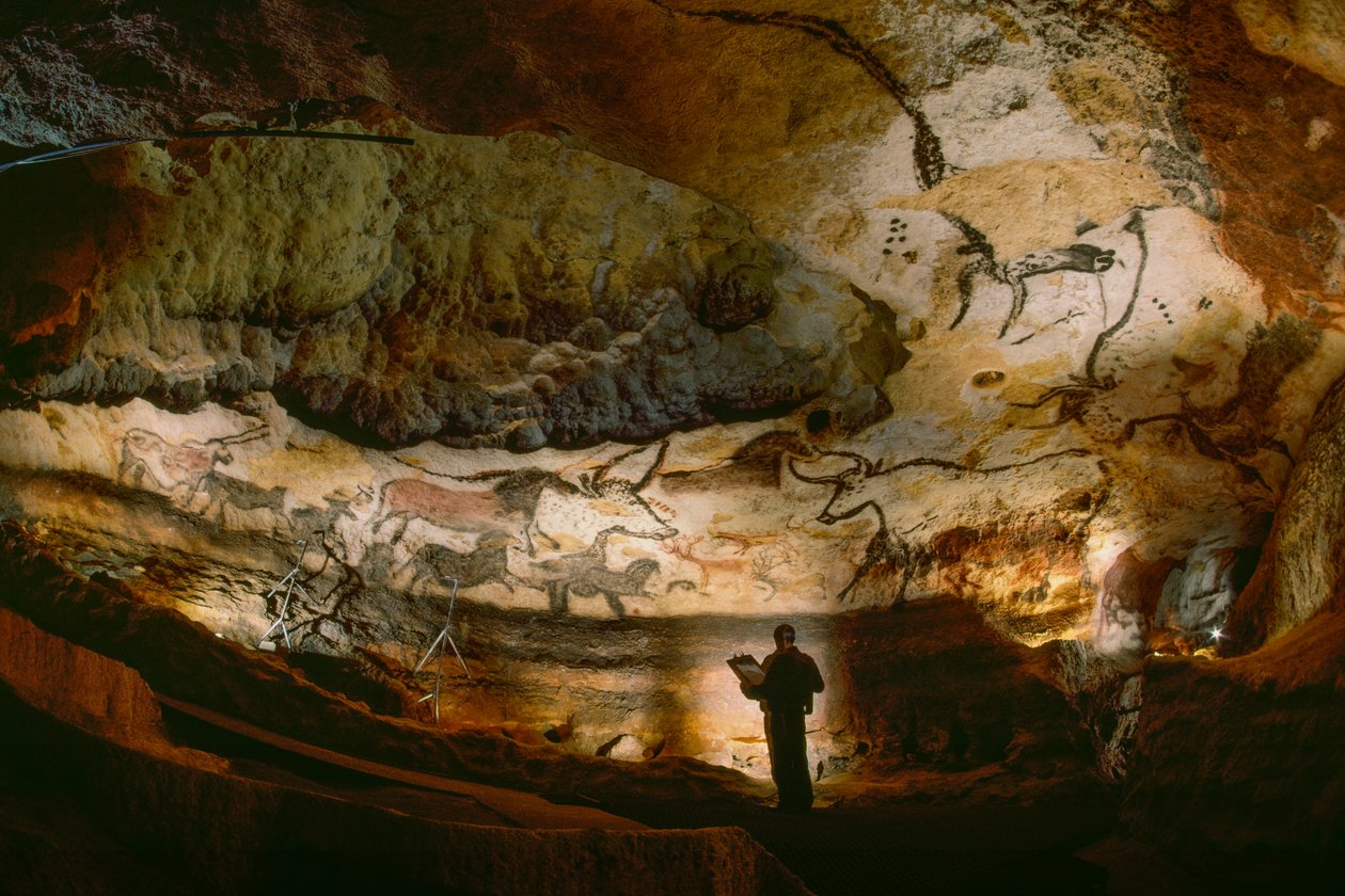 Hall of the Bulls publik kalcitväggar i Lascaux-grottan. av Sisse Brimberg