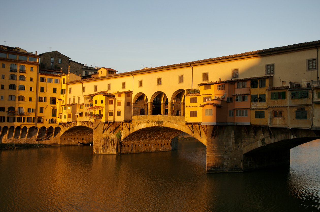 Italien, Florens, Tidig morgon soluppgång på Ponte Vecchio i gryningen, 2022 (foto) av Sisse Brimberg