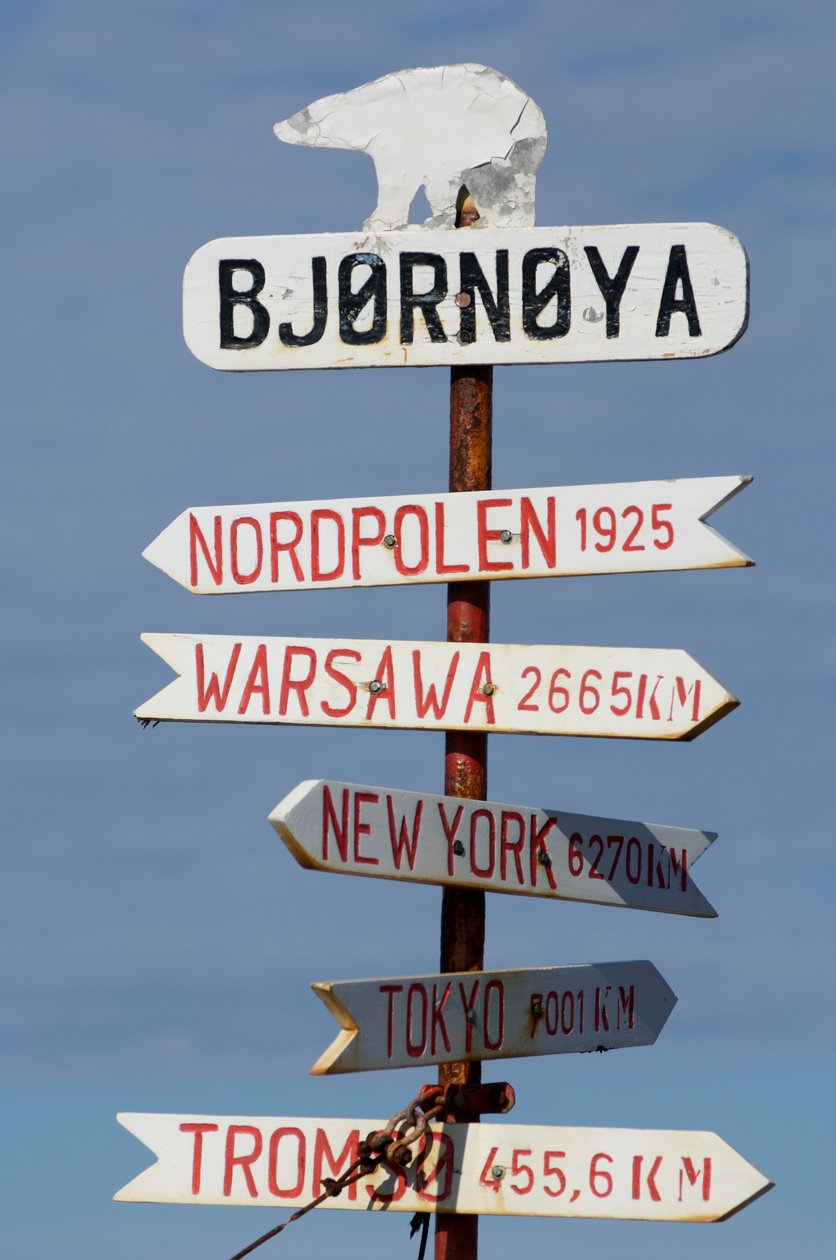 Norge, Riktningsskylt på Björnön, 2022 (foto) av Sisse Brimberg