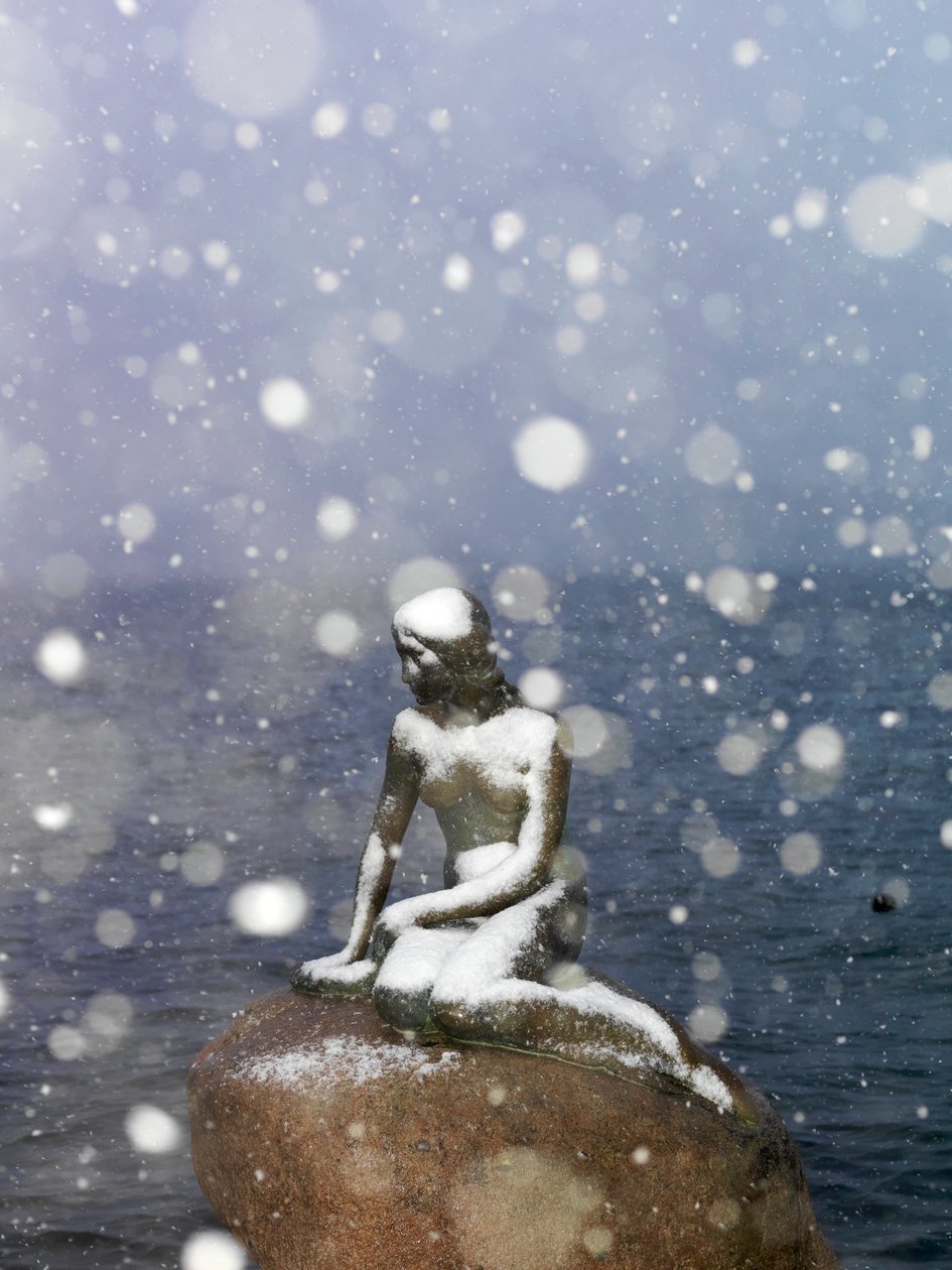 Snöstorm på Den lilla sjöjungfrun staty av Edvard Eriksen, vinter i Köpenhamn Danmark. 2022 (foto) av Sisse Brimberg