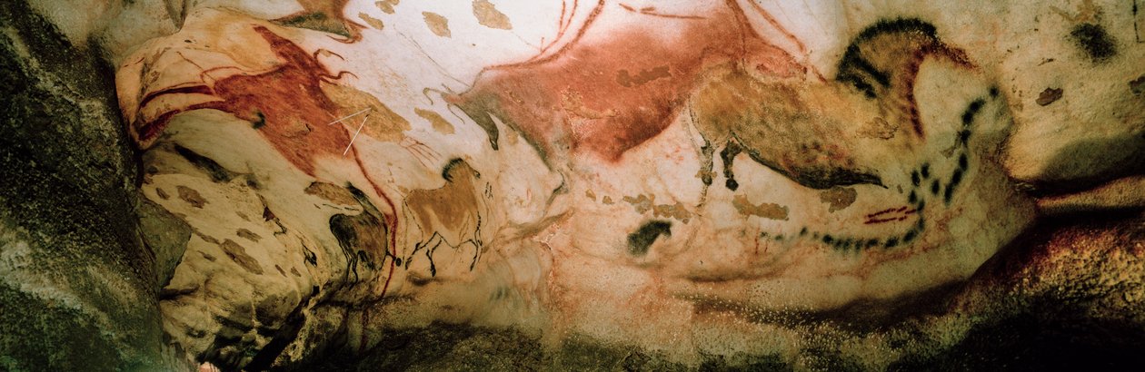De röda korna och de kinesiska hästarna tassar längs en vägg i Axialgalleriet i Lascauxgrottan. av Sisse Brimberg
