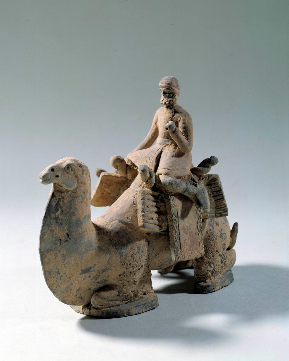 Sogdisk civilisation: "" kamel och kamel, transport av siden""" Begravningsstaty i terrakotta. 400- eller 600-talet. Paris, Cernuschi-museet av Sogdian Sogdian