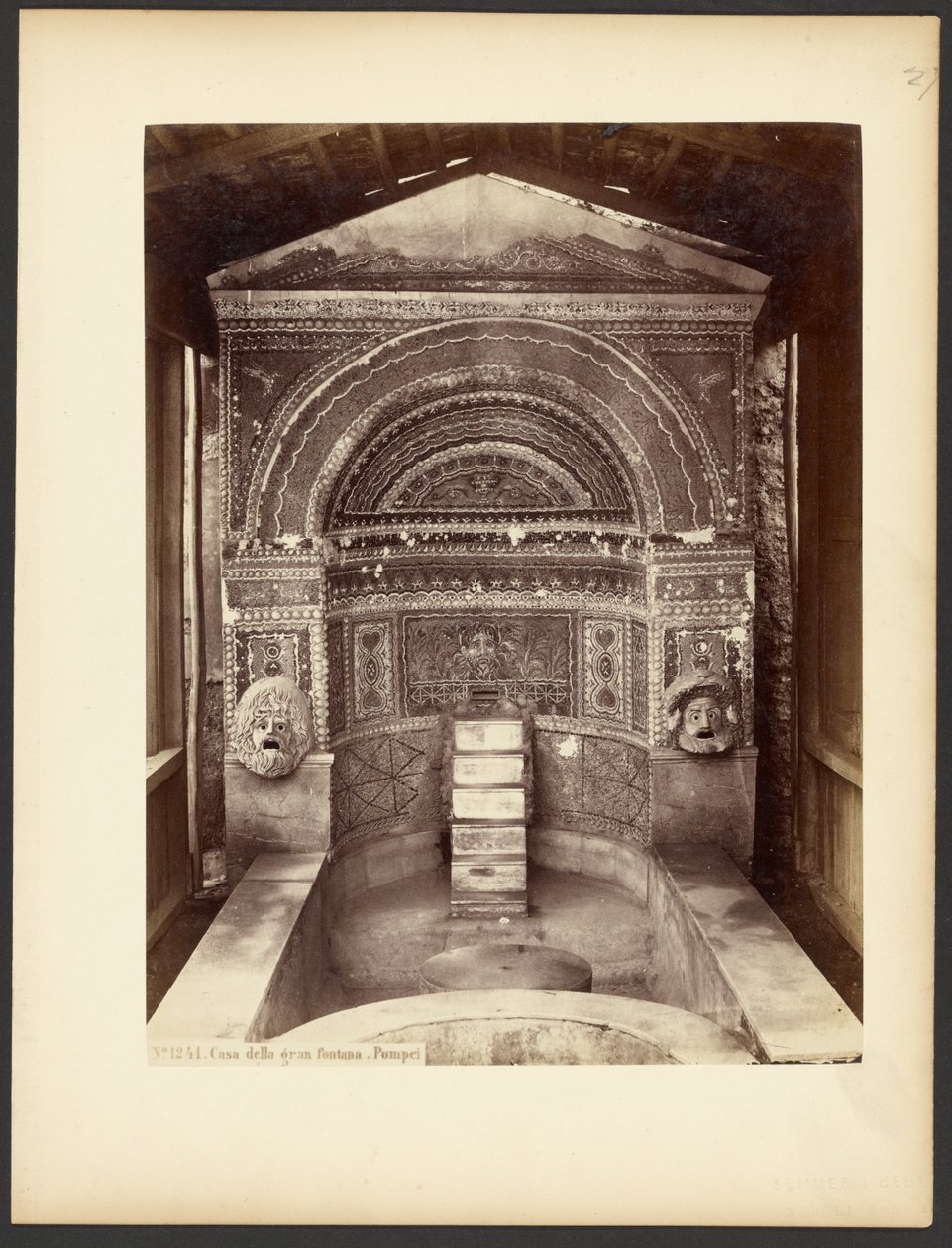 Huset med den stora fontänen. Pompeji. av Sommer and Behles