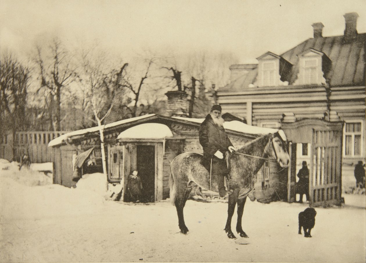Ryske författaren Leo Tolstoj till häst, Moskva, Ryssland, 1900-talet av Sophia Andreevna Tolstaya