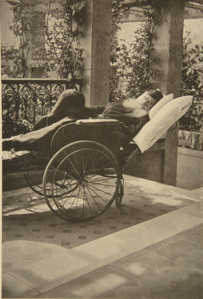 Den ryske författaren Leo Tolstoy återhämtar sig i Gaspra, Krim, Ryssland, 1902. av Sophia Andreevna Tolstaya
