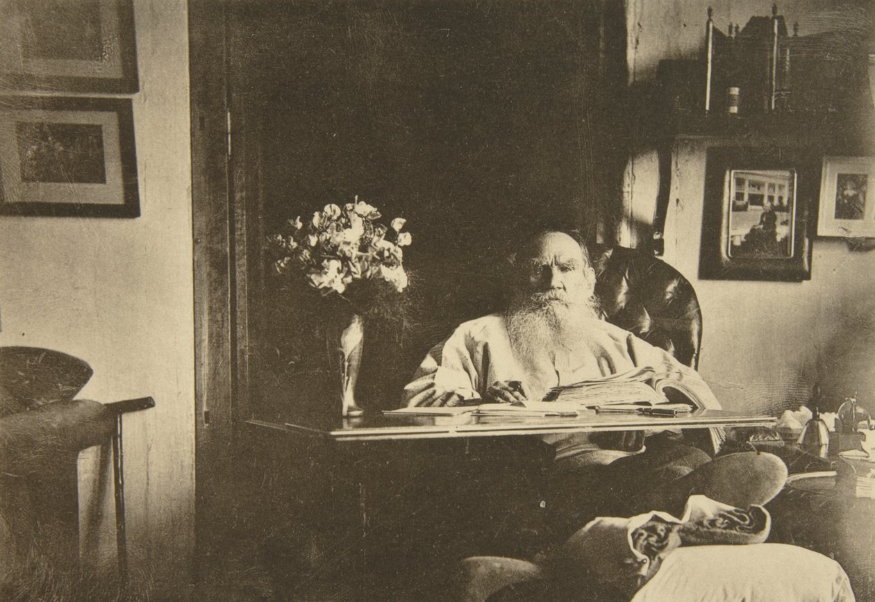 Den ryske författaren Leo Tolstoj med ett dåligt ben, Ryssland, 1908 av Sophia Andreevna Tolstaya
