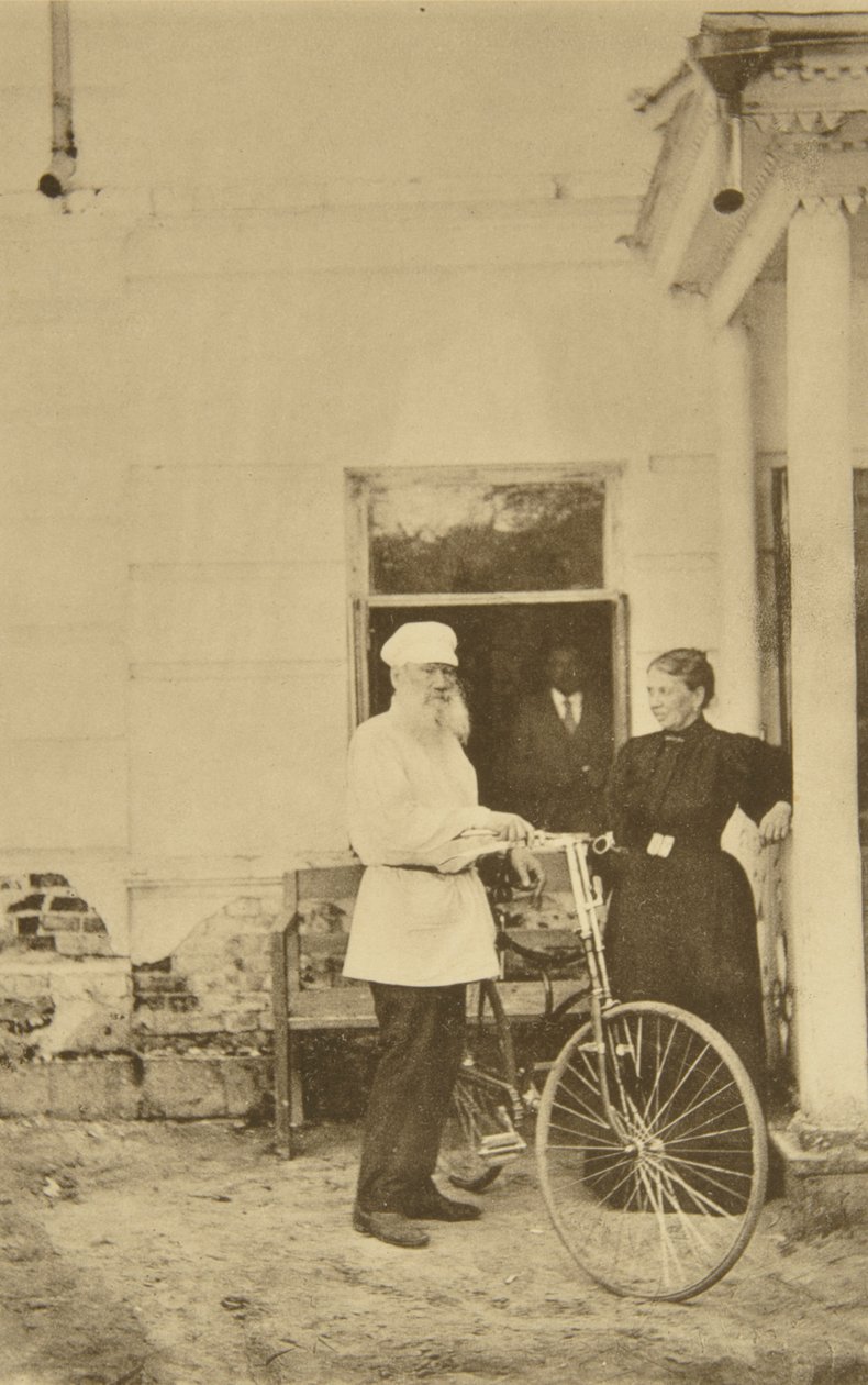 Den ryske författaren Leo Tolstoj med en cykel, Ryssland, 1890-talet av Sophia Andreevna Tolstaya