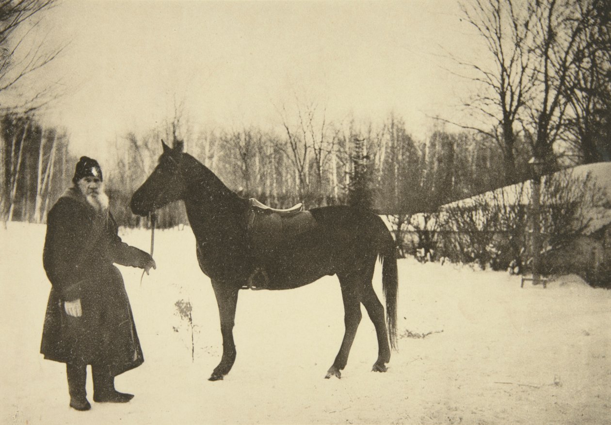 Den ryske författaren Leo Tolstoy med en häst, Yasnaya Polyana, nära Tula, Ryssland, 1905. av Sophia Andreevna Tolstaya