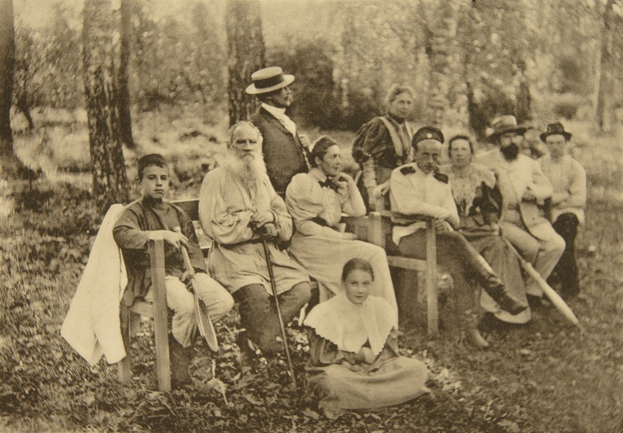 Den ryske författaren Leo Tolstoy med gäster, Yasnaya Polyana, nära Tula, Ryssland, 1895. av Sophia Andreevna Tolstaya