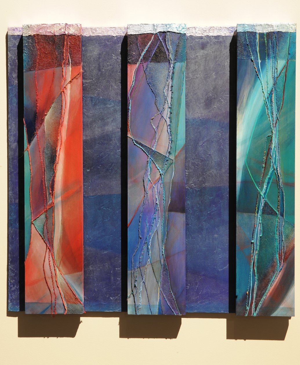 The Magi, 2007 (panel, pigment, silverförgyllning, textil, marmordamm, textur, harts) av Sophie Hacker