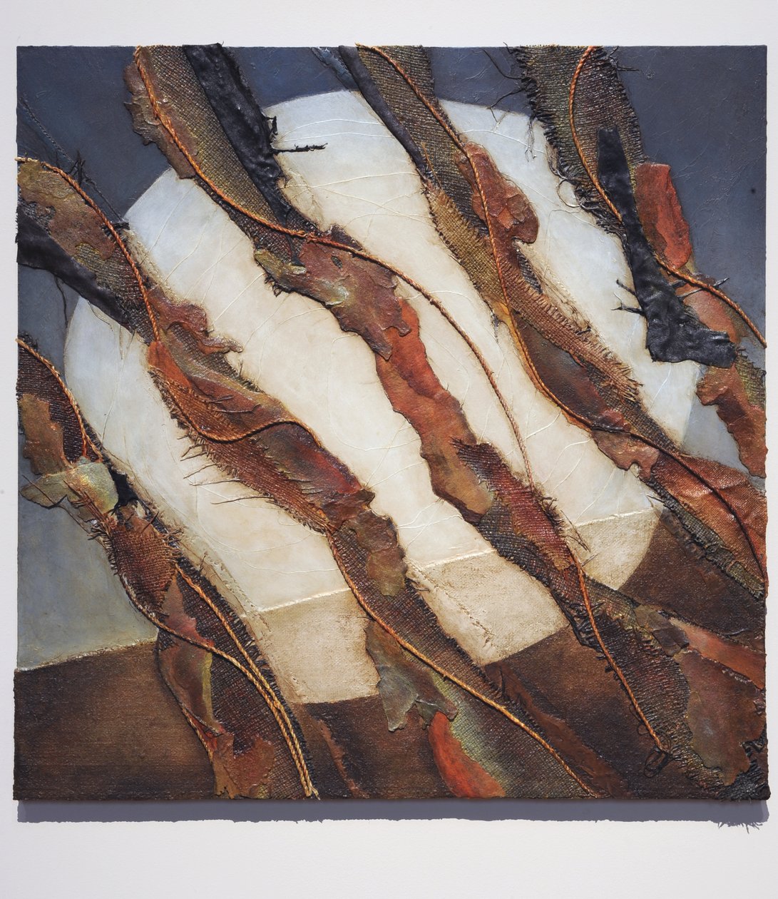 The Shepherds, 2007 (panel, hessian, rep, läder, papper, pigment) av Sophie Hacker