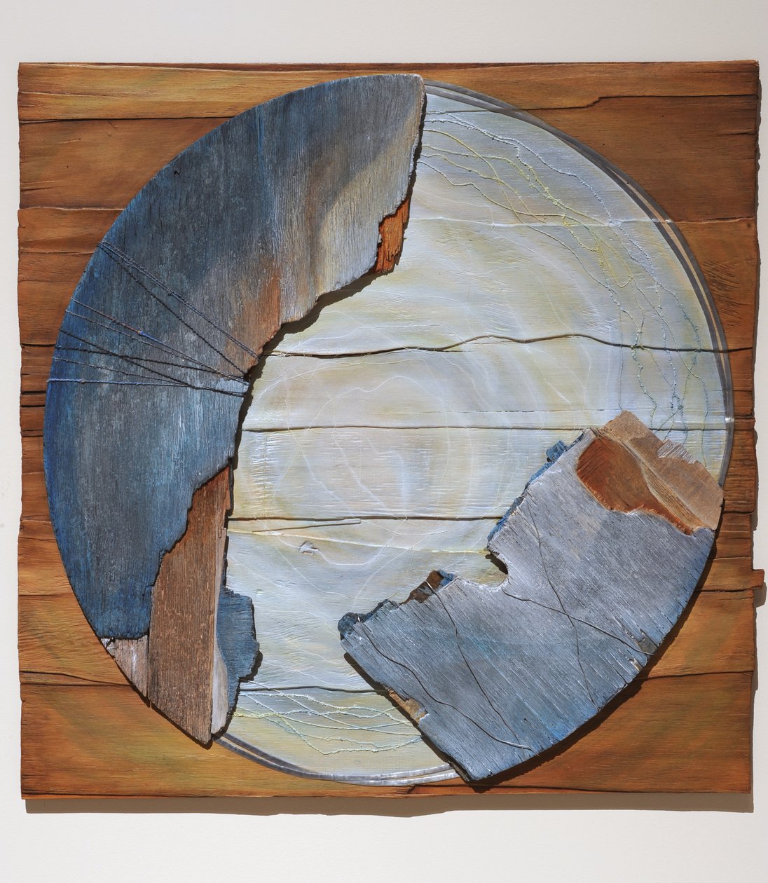 Jungfru och barn, 2007 (panel, upphittade material, textil, irridescent medium) av Sophie Hacker