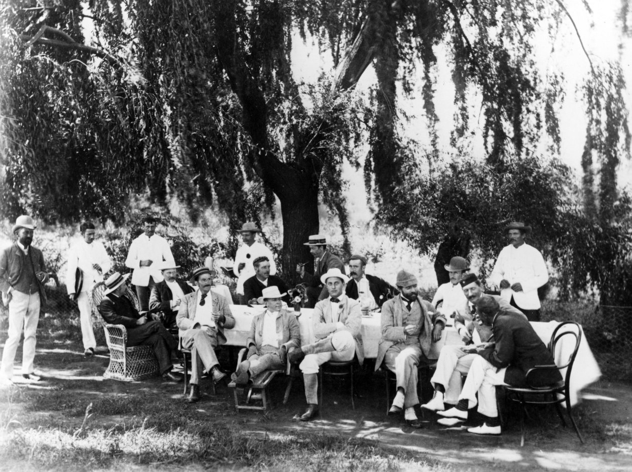 Engelska cricketspelare vid frukost, Willow Grove, Johannesburg, c.1895 av South African Photographer