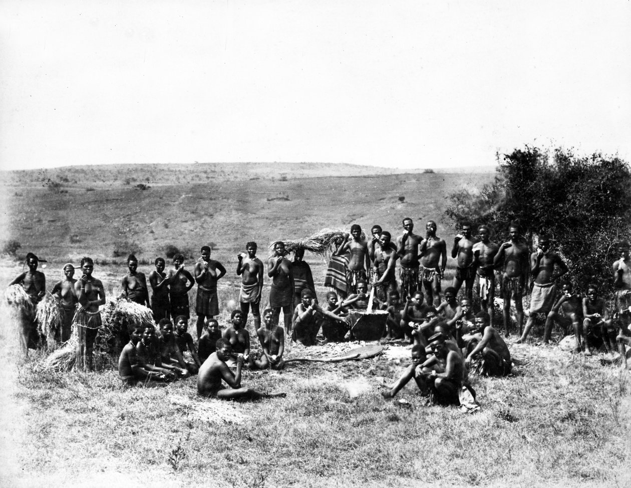 Grupp av zuluer som har sitt smyg, ca 1895 av South African Photographer