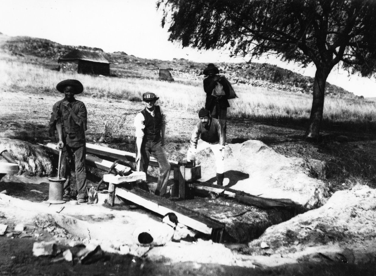 Panning Out i Johannesburg, ca 1900 av South African Photographer