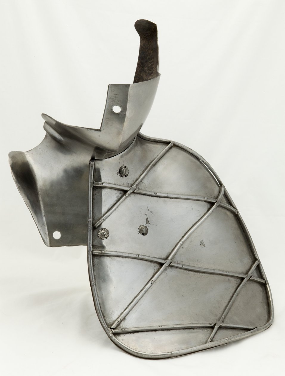 Förstärkning av Bevor med tippande mål, ca 1560 (stål) av South German School