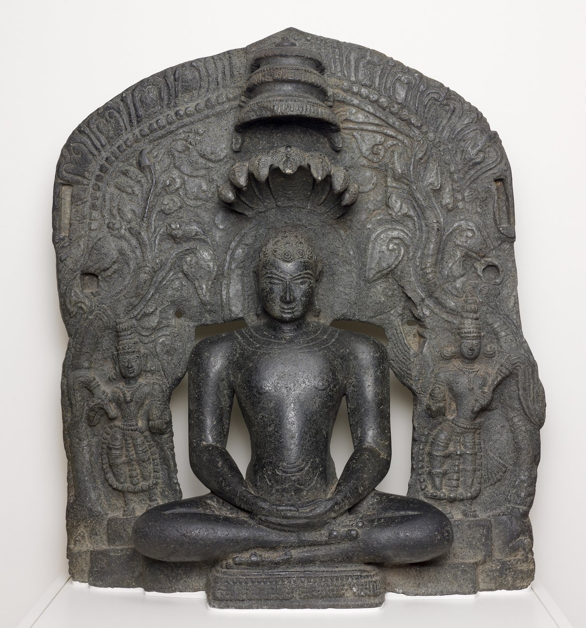 Jain Tirthankar Parshvanath med ormhuva sittande i meditation (Dhyamudra), från Karnataka, Indien (Chlorite) av South Indian School