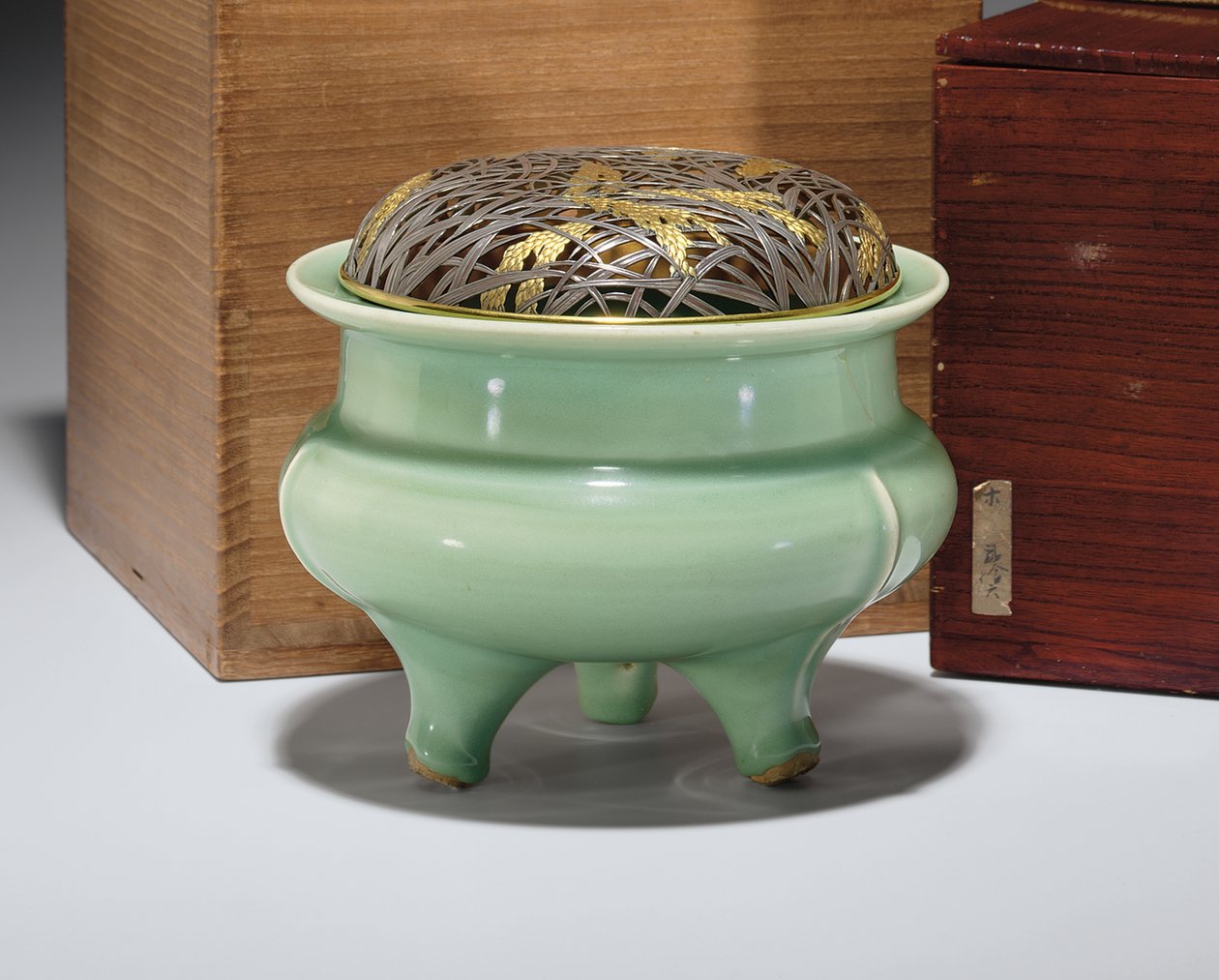 Stor Longquan celadon stativ rökelsekar med japanskt paketförgyllt metallhölje (keramik) (se även 349496) av Southern Song Dynasty Chinese School
