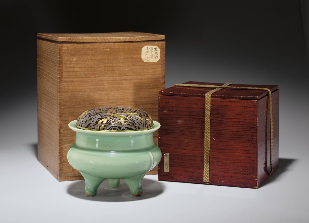 Stor Longquan celadon stativ rökelsekar med japanskt paketförgyllt metallhölje (keramik) (se även 349486) av Southern Song Dynasty Chinese School
