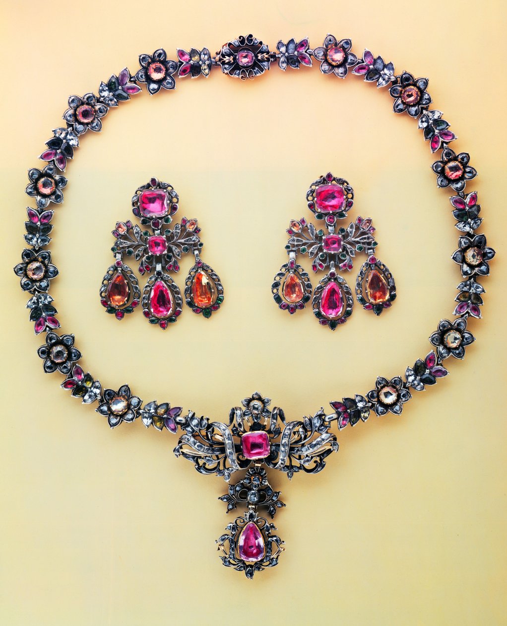 Halsband av olika färgade topaser och rosa diamanter, spanska, 1700-tal (topaz och rosa diamant) av Spanish School