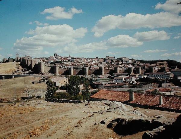 Panoramautsikt över de gamla stadsmurarna, 11-12-talet av Spanish School