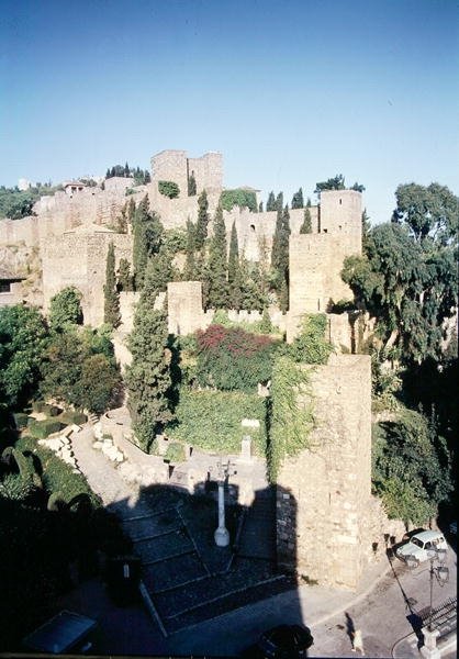 Utsikt över Alcazaba, som påbörjades 1057 av Badis el Ziri. av Spanish School