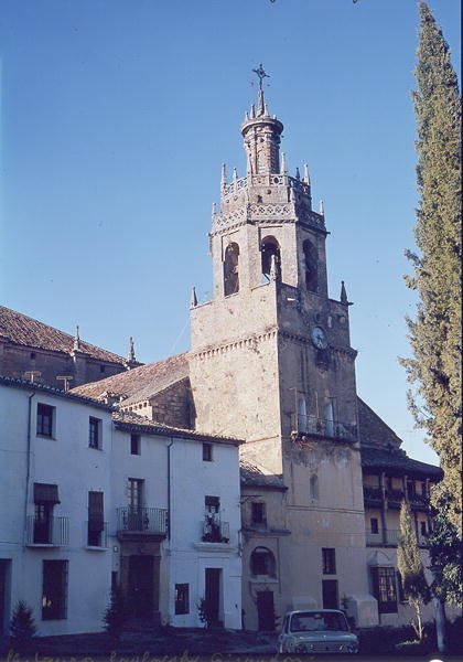 Utsikt över kyrkan Santa Maria la Mayor av Spanish School